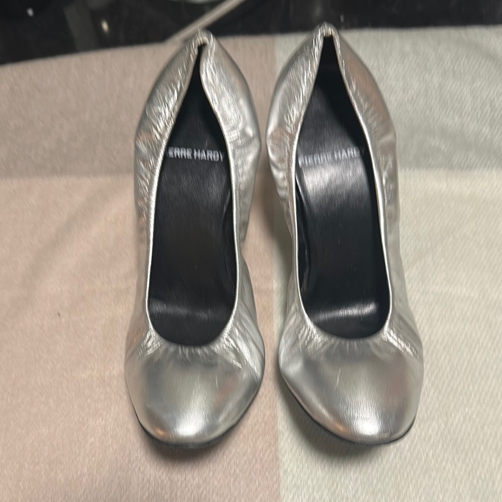 Pierre Hardy size 40 1/2 or 10 US. Silver leather pump, kitten heel super comfy.